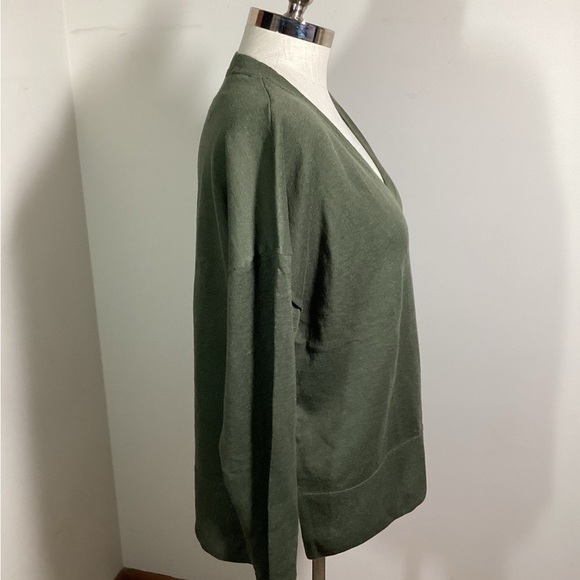 NWT GAP XL Sweater Linen Blend Dark Green Olive V neck Lightweight Layering - Picture 8 of 8